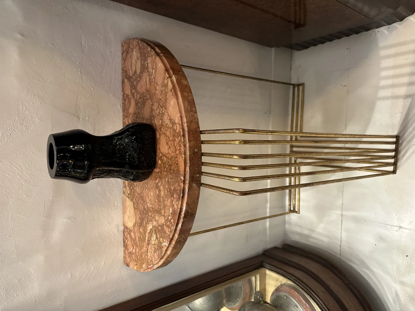 Signed glass displayed on an elegant golden base, providing a sophisticated look.