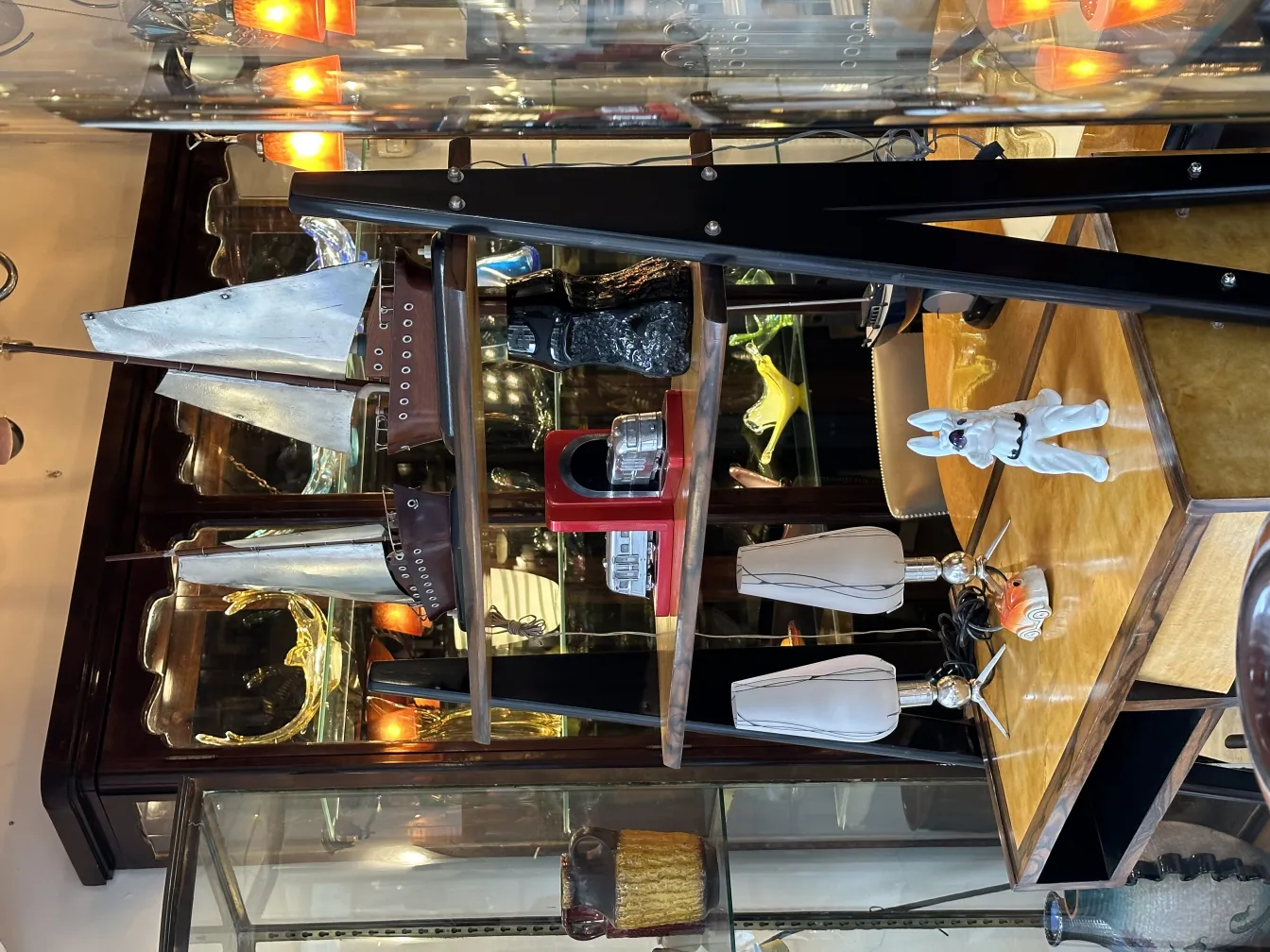 Antikes signiertes Glas mit einzigartigen Dekorationen und Objekten im Hintergrund.