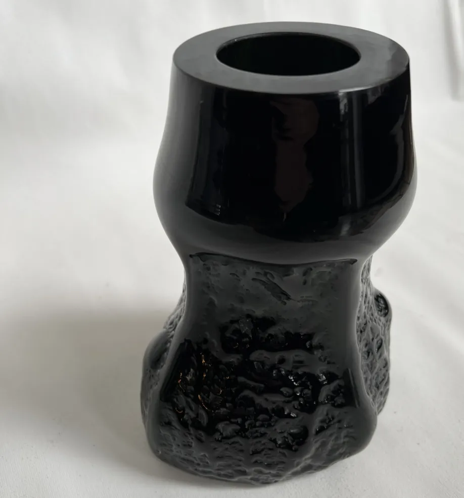 Schwarze Vase mit Struktur, einzigartiges design in Form eines Steins.