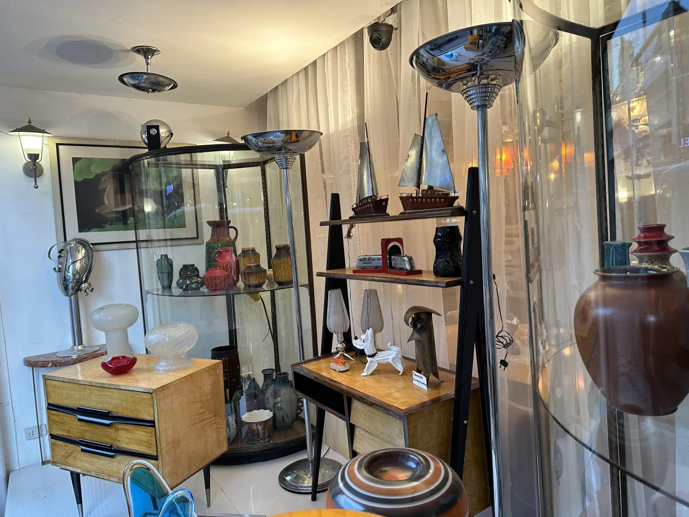 Vidro assinado antigo com design decorativo na prateleira