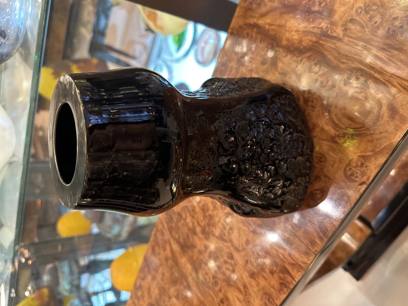 jarrón antiguo de vidrio firmado, aspecto decorativo y elegante