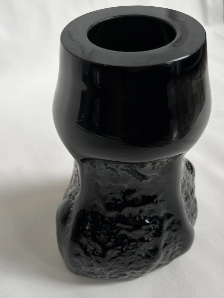 Vaso antico in vetro firmato, colore nero lucido.