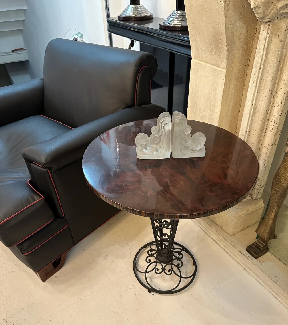 Vidro assinado decorativo em uma mesa ao lado de um sofá