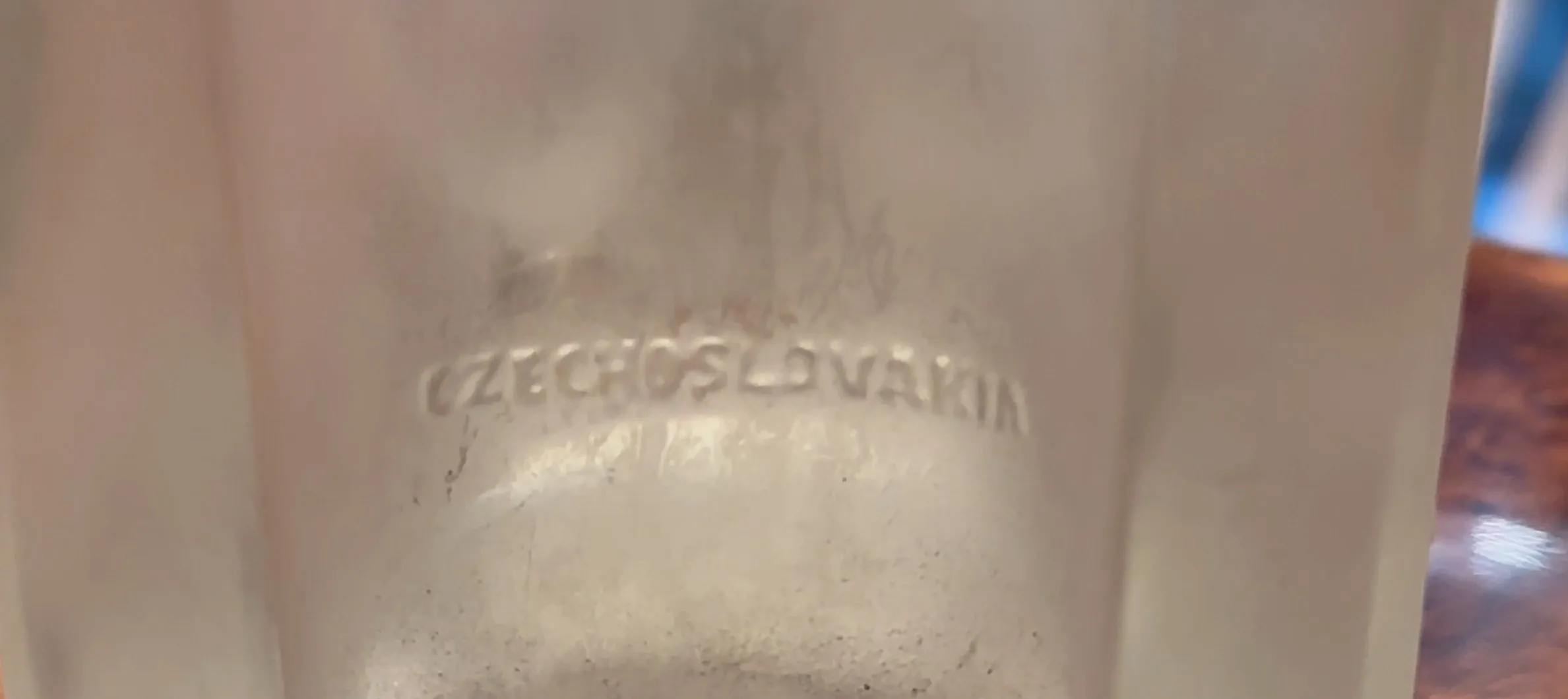 Vidrio firmado antiguo con inscripción visible y buena calidad