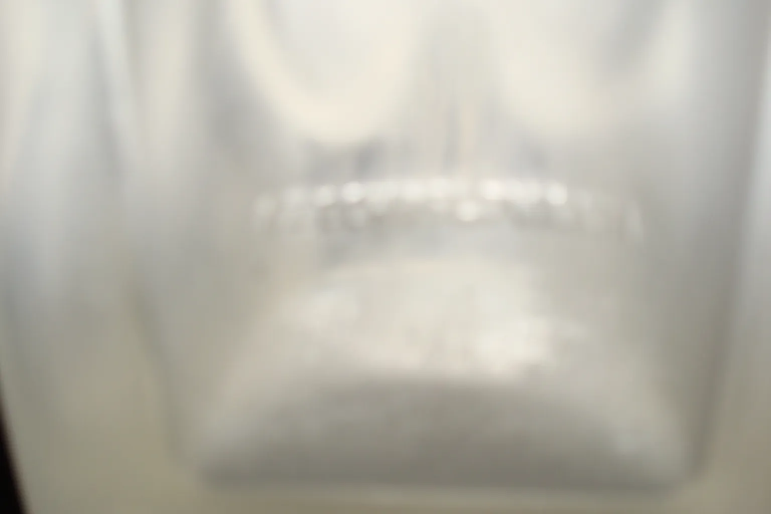 Verre signé avec des détails anciens visibles