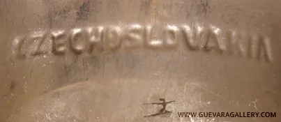 Vetro firmato antico con firma visibile.