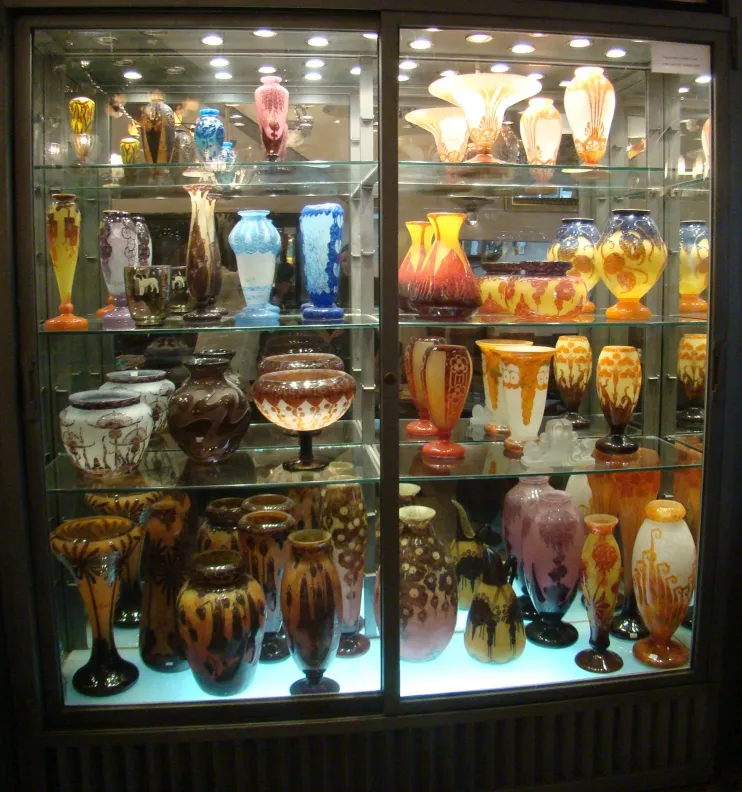 Vitrine mit mehreren signierten Glasvasen, verschiedene Farben