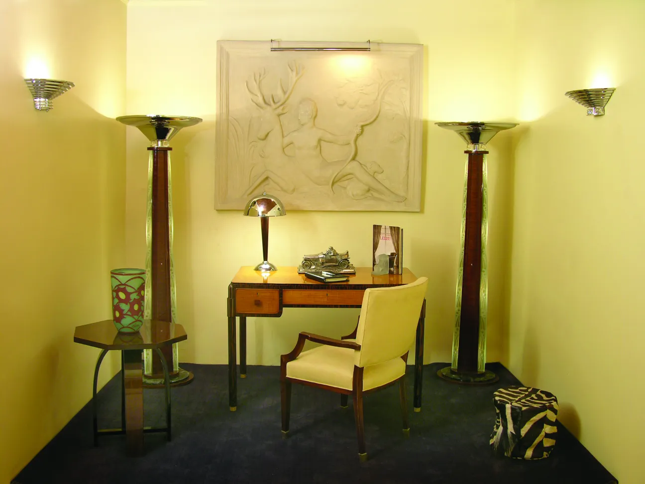 Vidrio firmado con detalles en un ambiente antiguo y elegante.