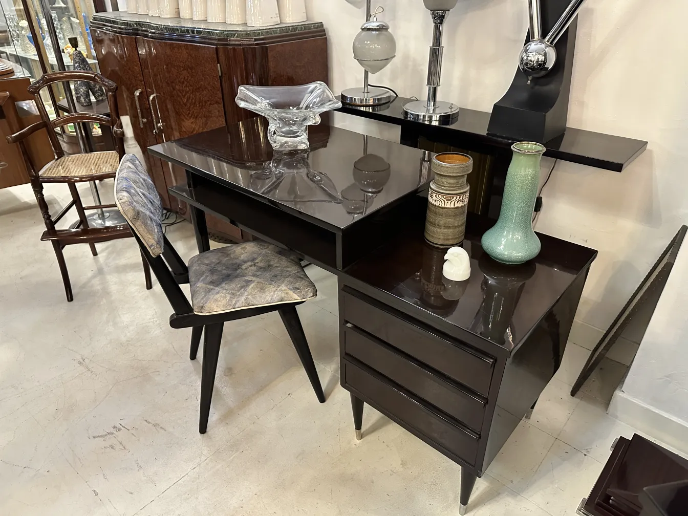 vidro assinado em uma mesa com lâmpadas e decorações