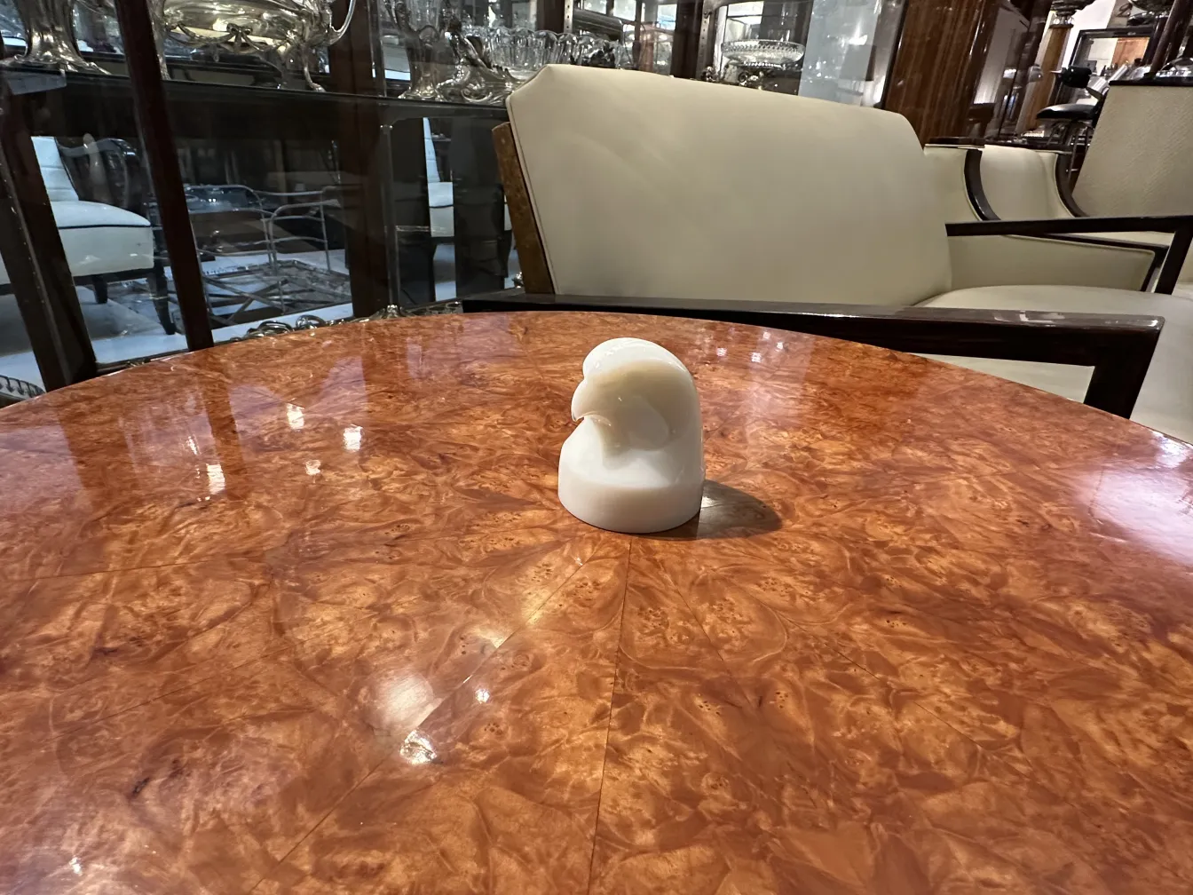 Figura de vidro assinado sobre mesa de madeira clássica