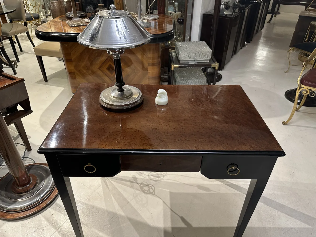 antiguidades com vidro assinado sobre mesa clara