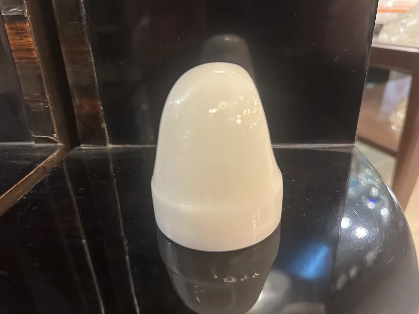 设计精美的签名玻璃，古朴的环境