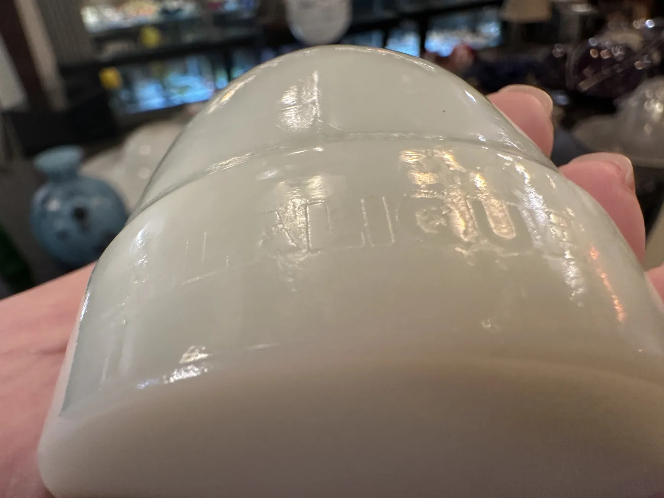 Vidro assinado com detalhes únicos em um ambiente antigo.