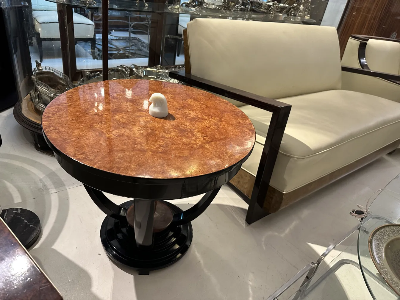 Vetro firmato antico con sfondo decorativo.