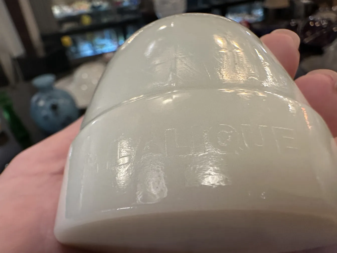 Antikes signiertes Glas mit besonderer Form und sichtbaren Details