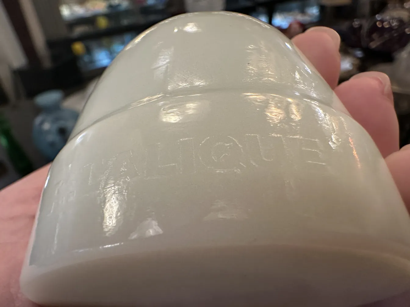 Verre signé avec inscription visible, fond ancien