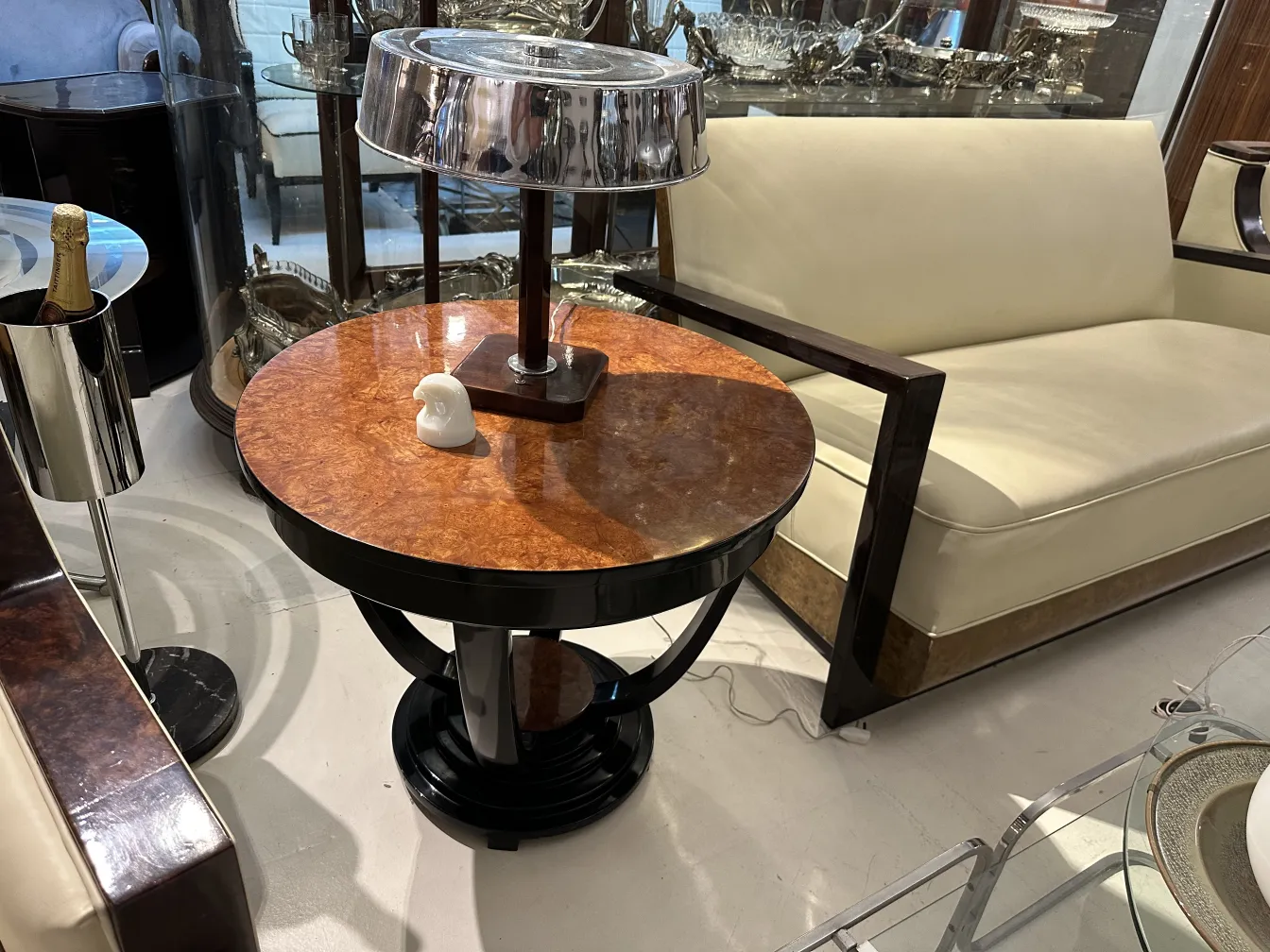 table avec verre signé ancien et lampe en métal