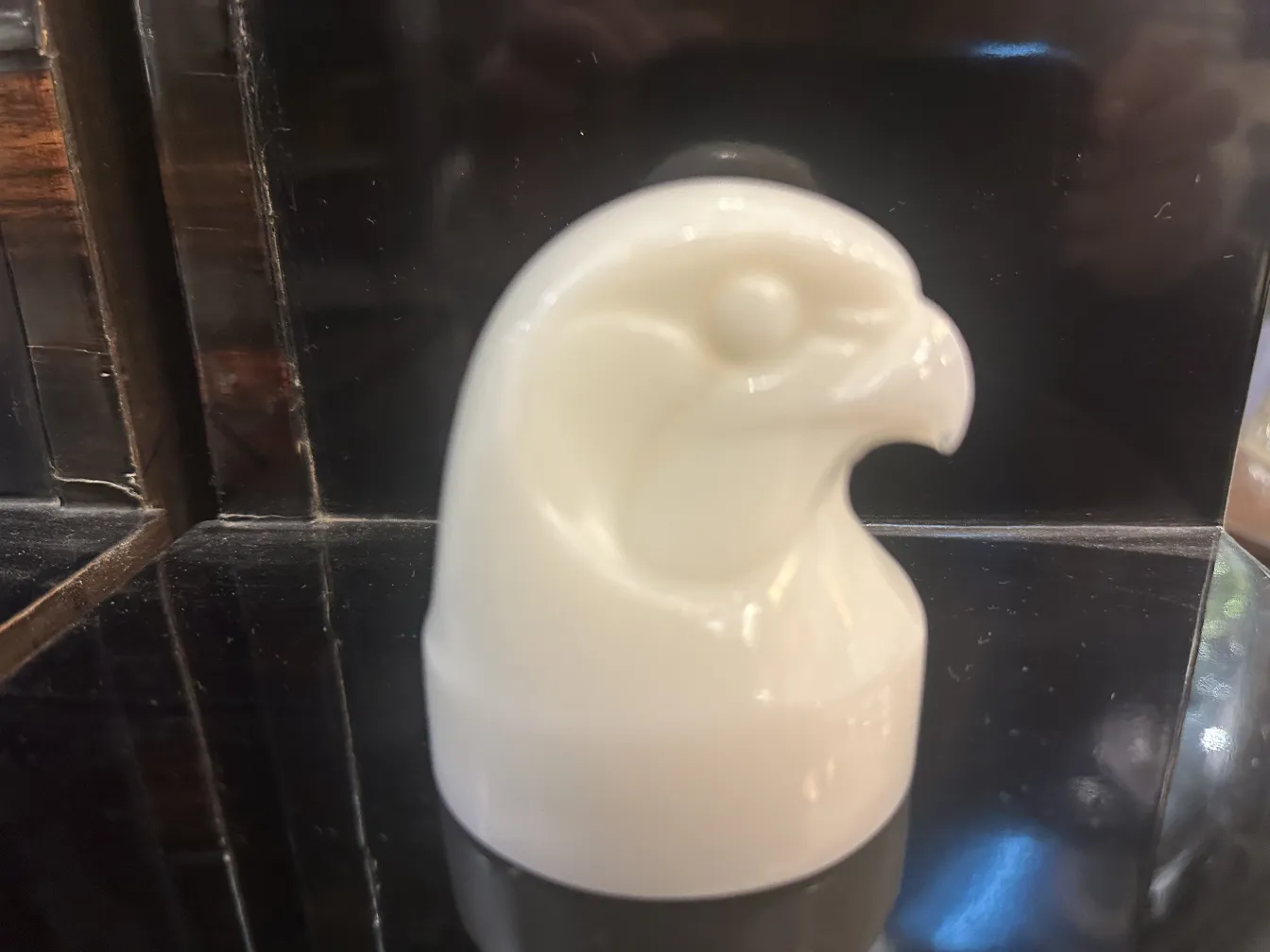 Signiertes Glas in Form eines Vogels in antikem Umfeld