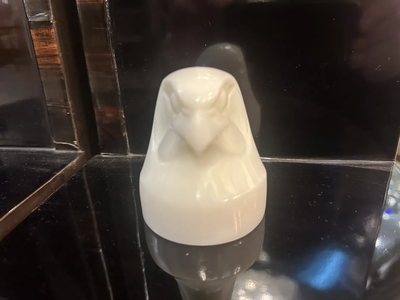 Vogelfigur in signiertem Glas, Antiquität, glänzend weiß