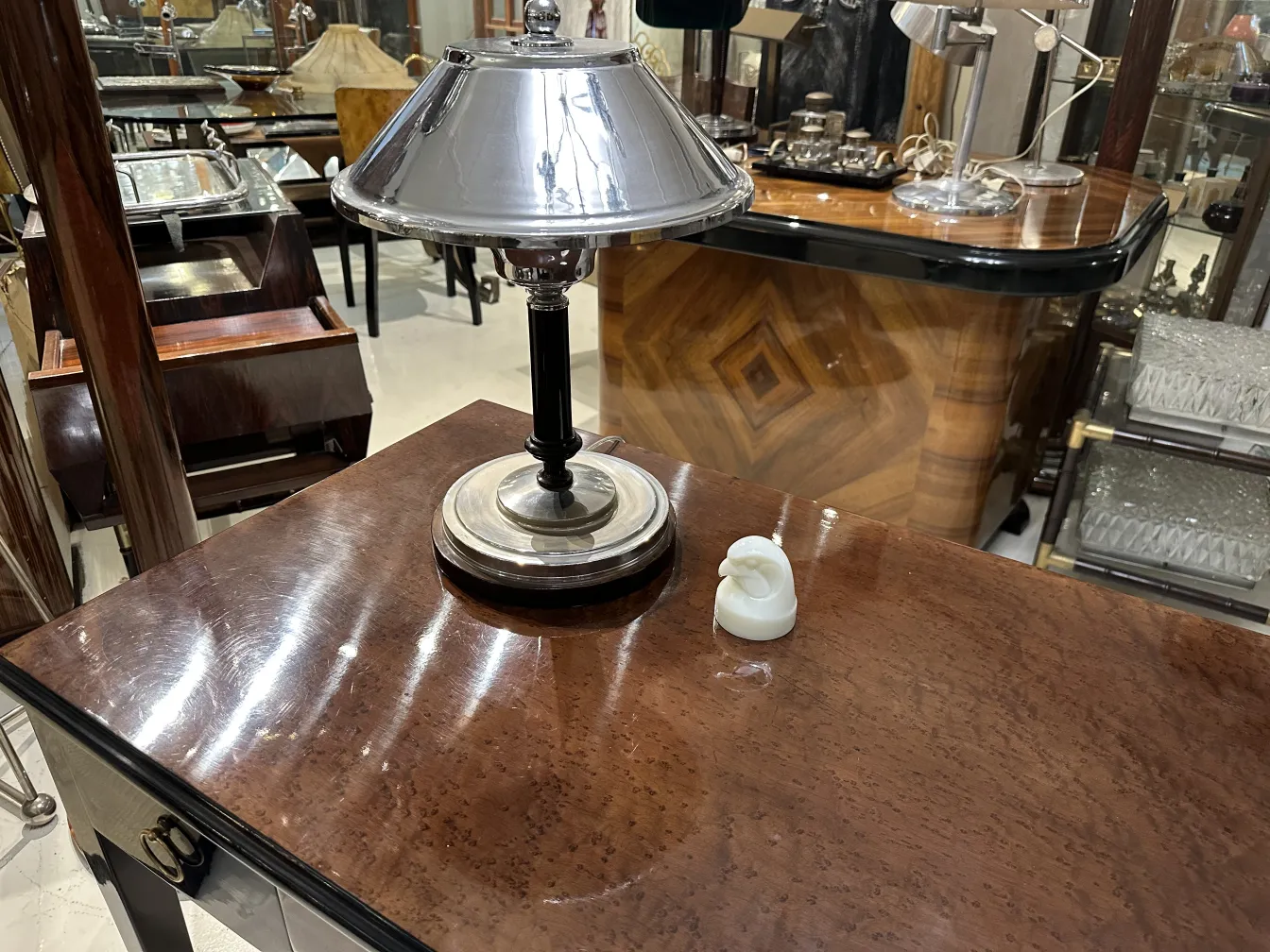 verre signé ancien avec détails décoratifs, fond élégant