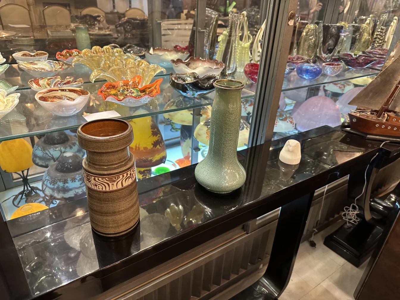 Vaso de vidro assinado em um ambiente antigo