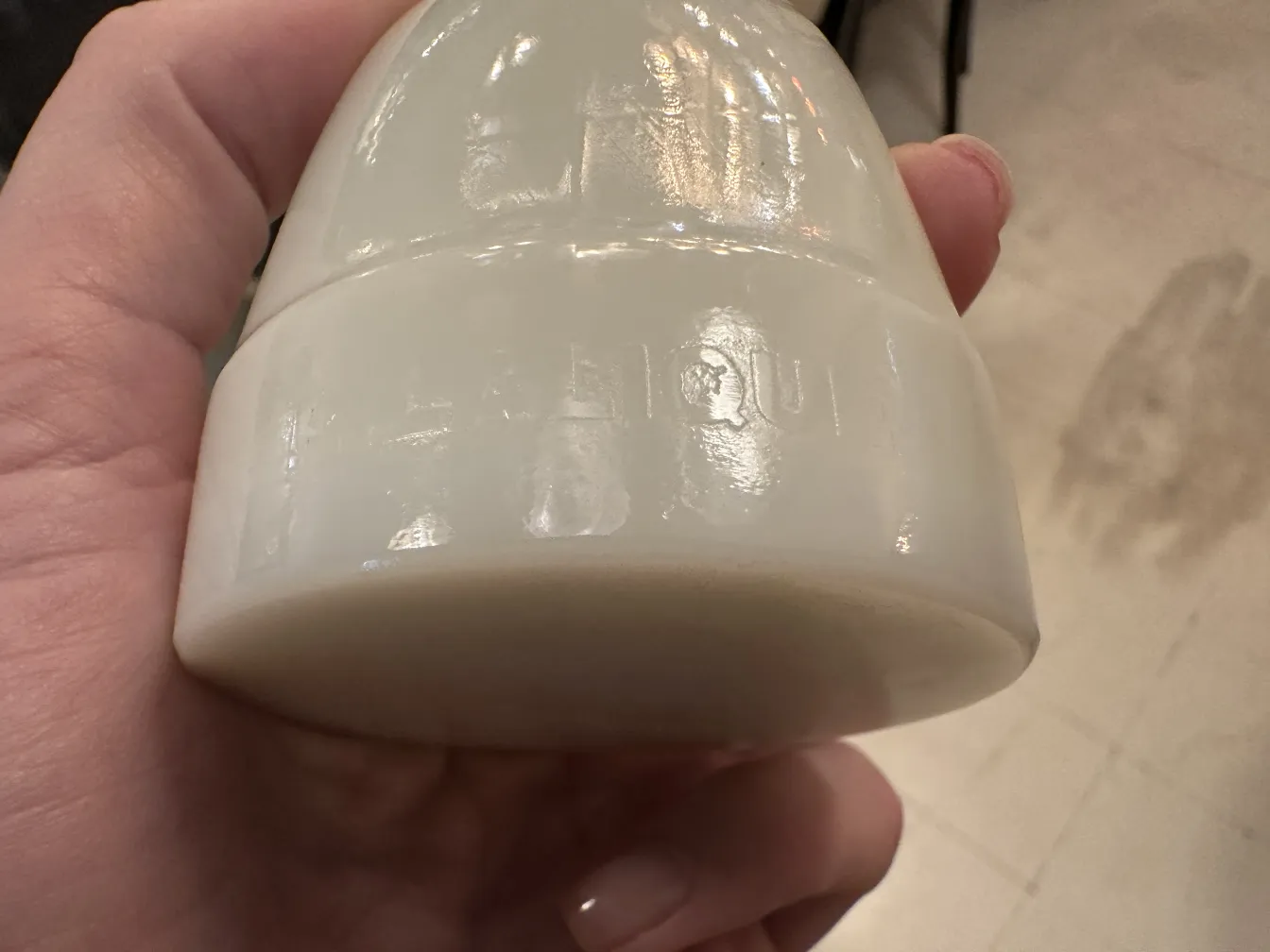 带有铭文的签名玻璃，古老的外观。