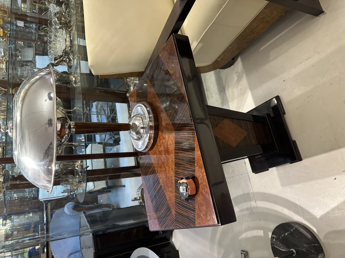 Lámpara de pie con base de madera y vidrio firmado antigua