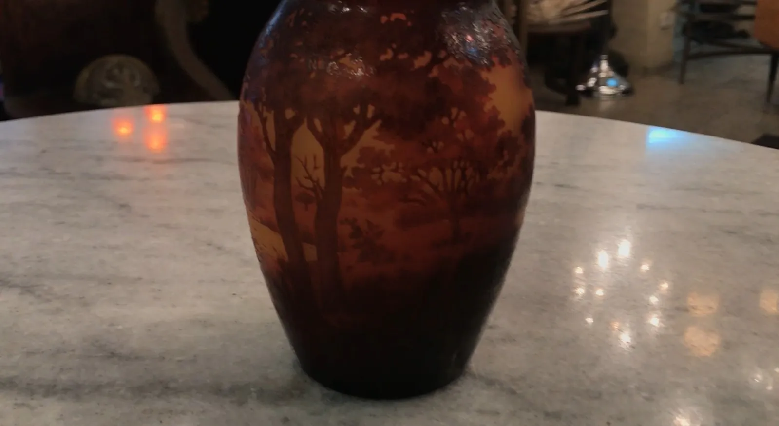 vase ancien avec signature d'argental et motif d'arbres