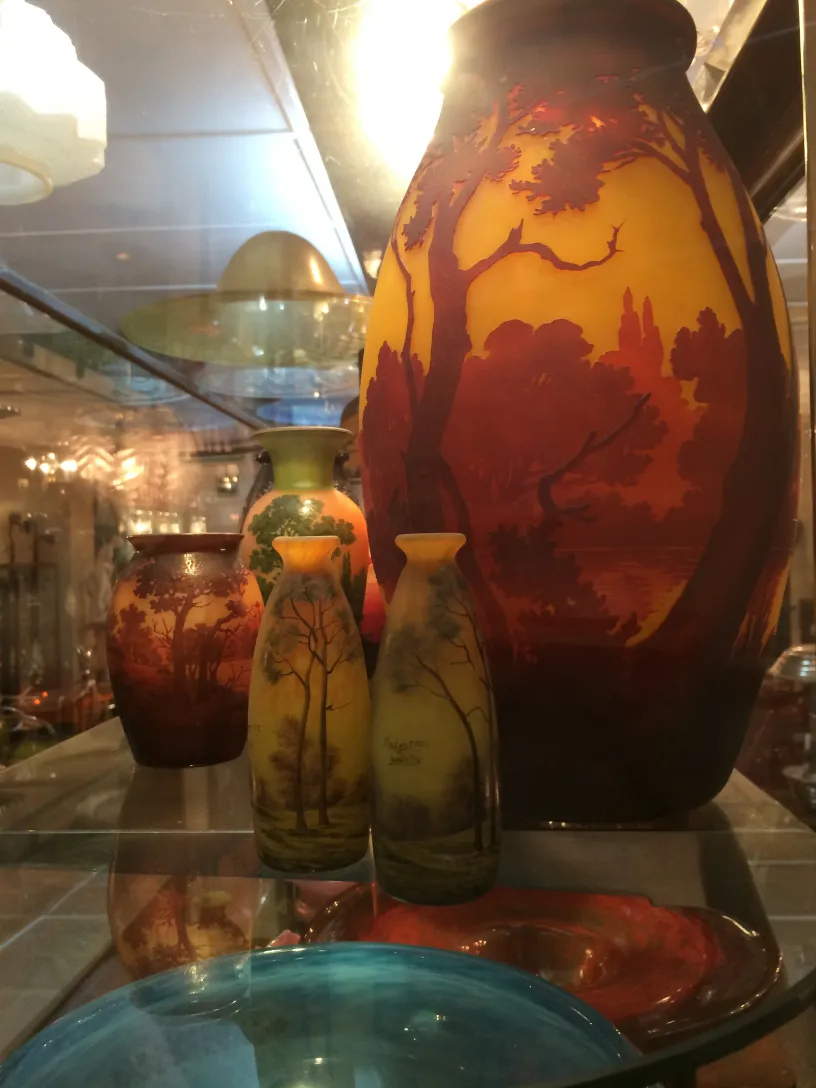 Signiertes Glas D'Argental mit Landschaftsdarstellung in warmen Tönen