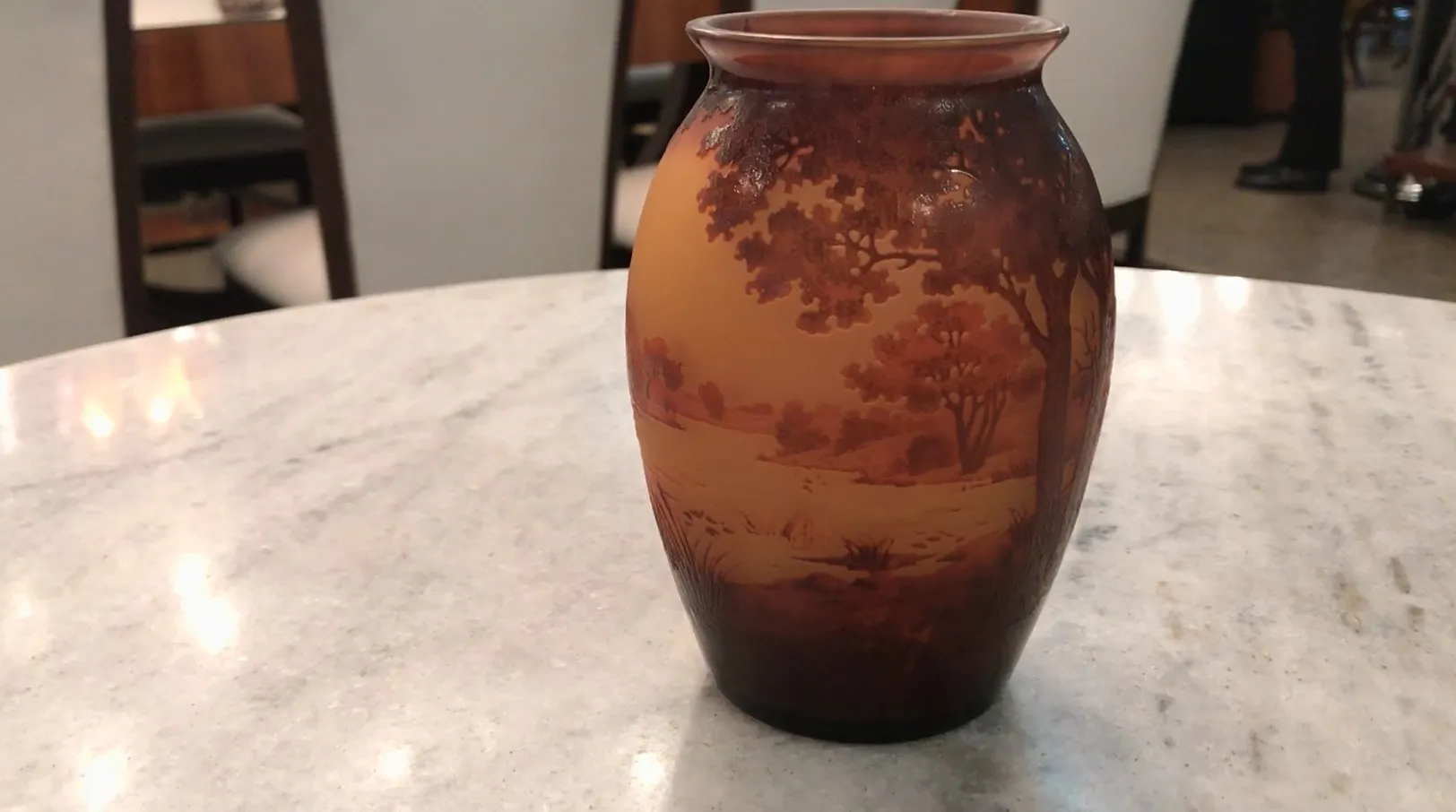 Verre signé D'Argental avec paysage antique dans des tons chauds.