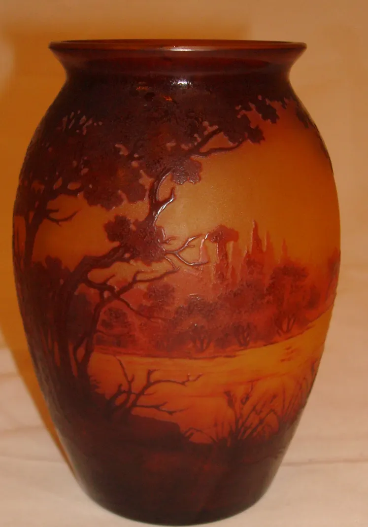 Signiertes Glas D'Argental mit dekorativer Landschaft in warmen Farbtönen.