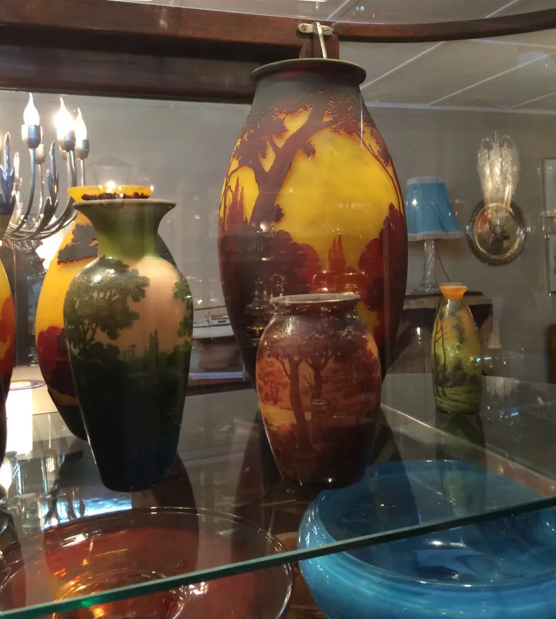 Antikes signiertes Glas D'Argental mit weiteren Objekten