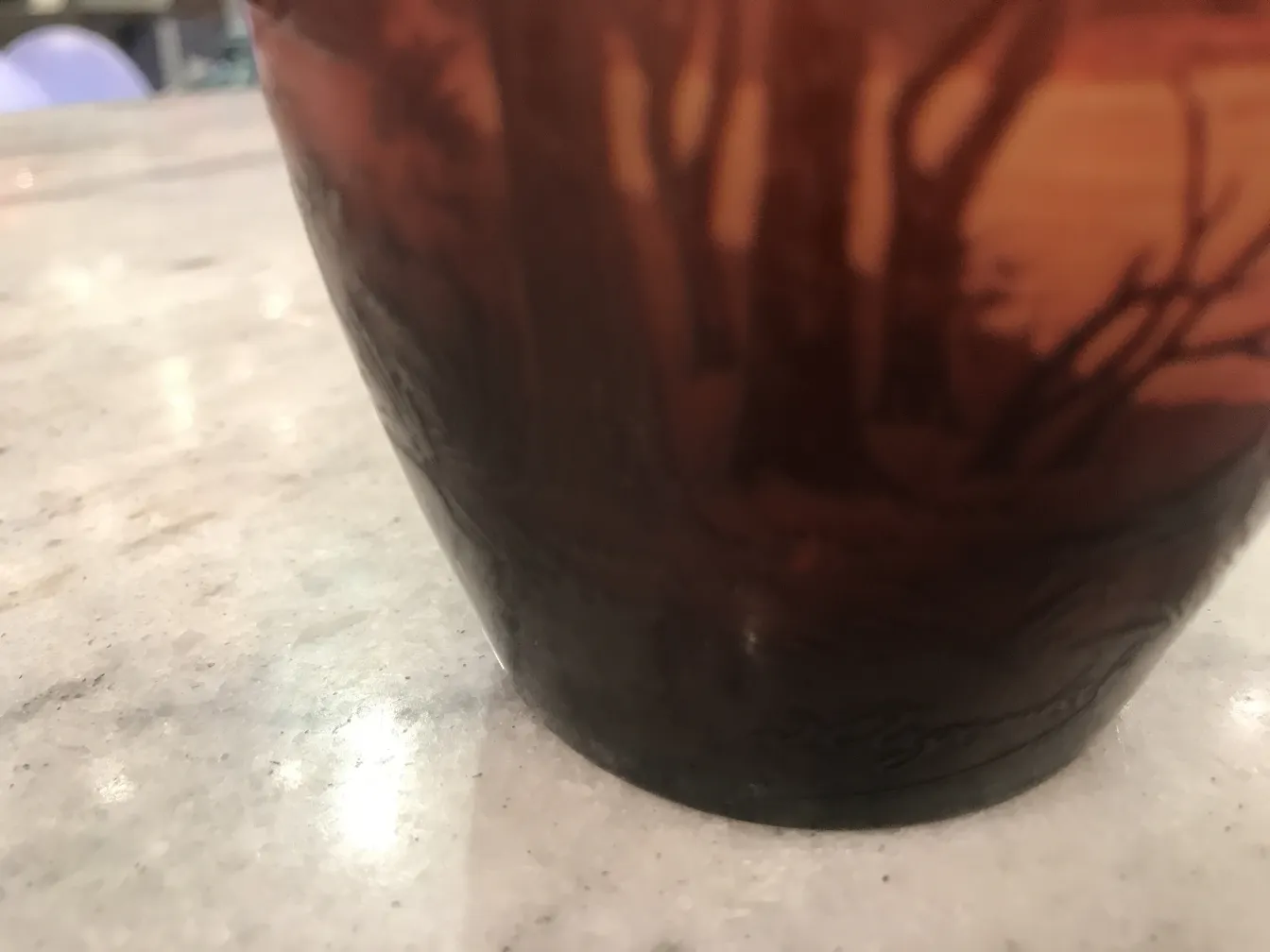 Vidrio firmado D'Argental con diseño antiguo y detalles.