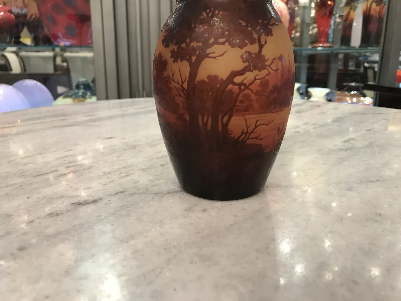 Vaso decorativo in vetro firmato d'argental in ambiente antico