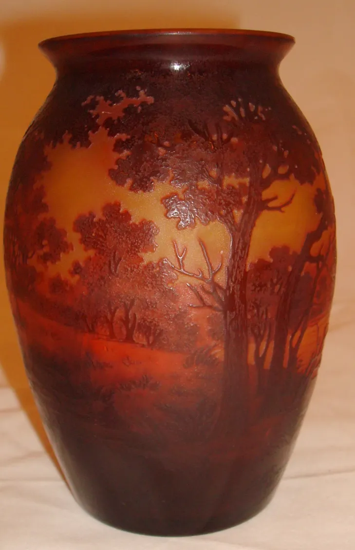 verre avec des détails de paysage et des arbres aux tons bruns