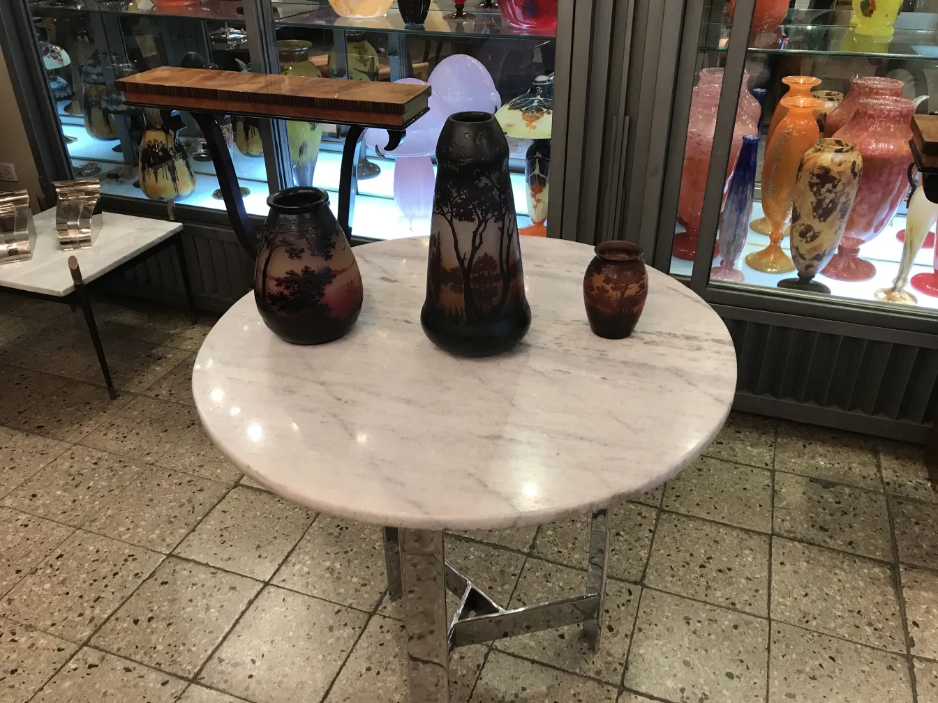 Antikes signiertes Glas D'Argental in einem eleganten Vintage-Umfeld.