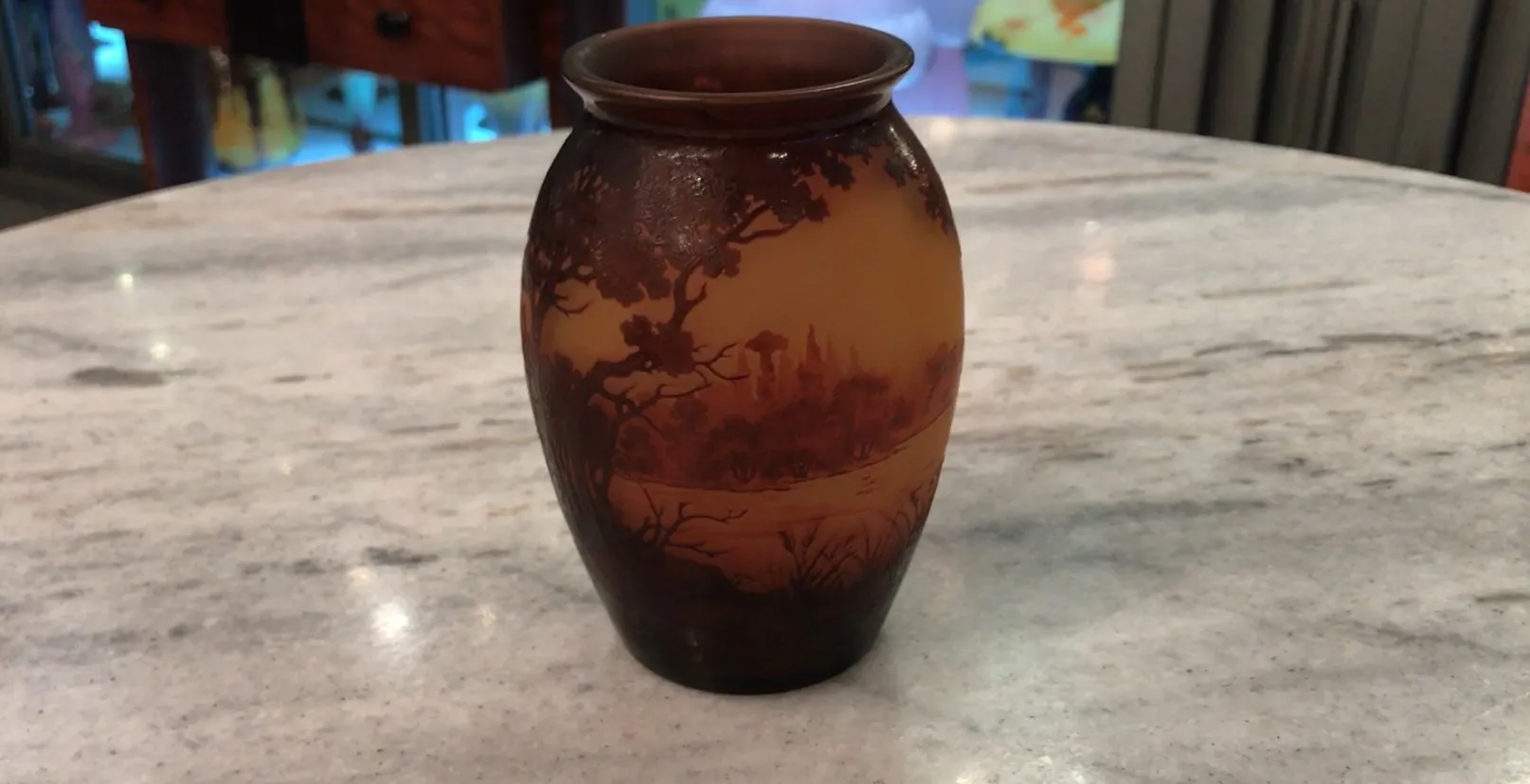 Signiertes Glas D'Argental mit dekorativem Landschaftsmotiv in warmen Tönen