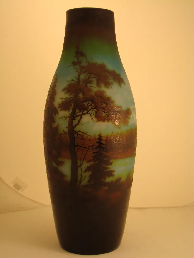 vase ancien en verre signé avec un paysage décoratif