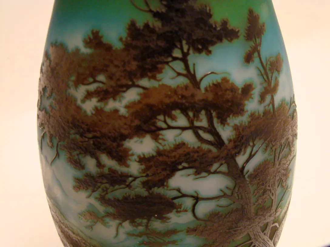 Verre signé D'Argental avec motif d'arbres en vert et bleu