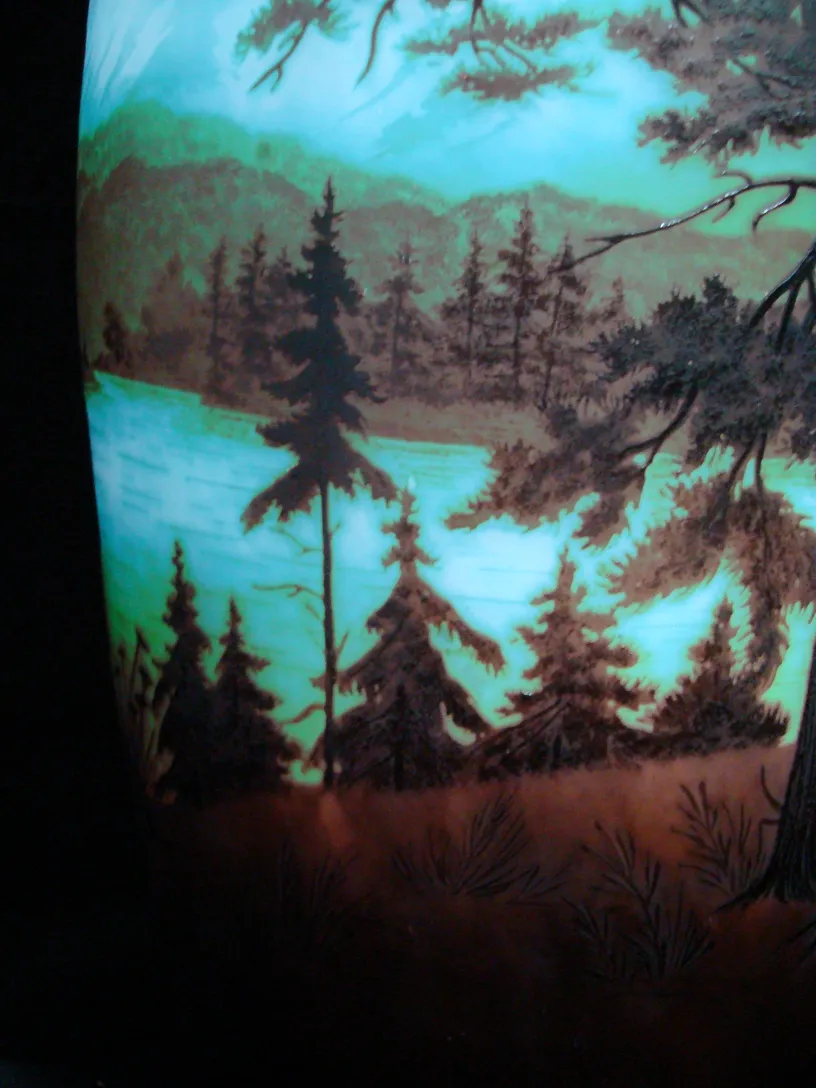 زجاج موقّع يعرض منظرًا بألوان خضراء وبنية