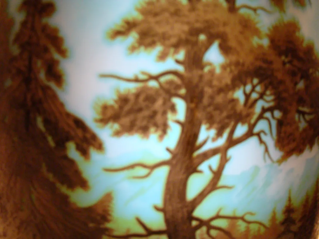 古老的签名玻璃D'Argental细节，设计中有树木。