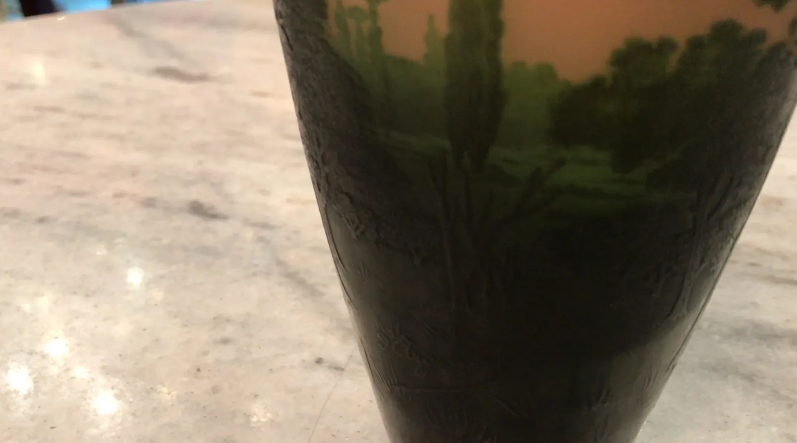 古董签名玻璃D'Argental在优雅的环境中