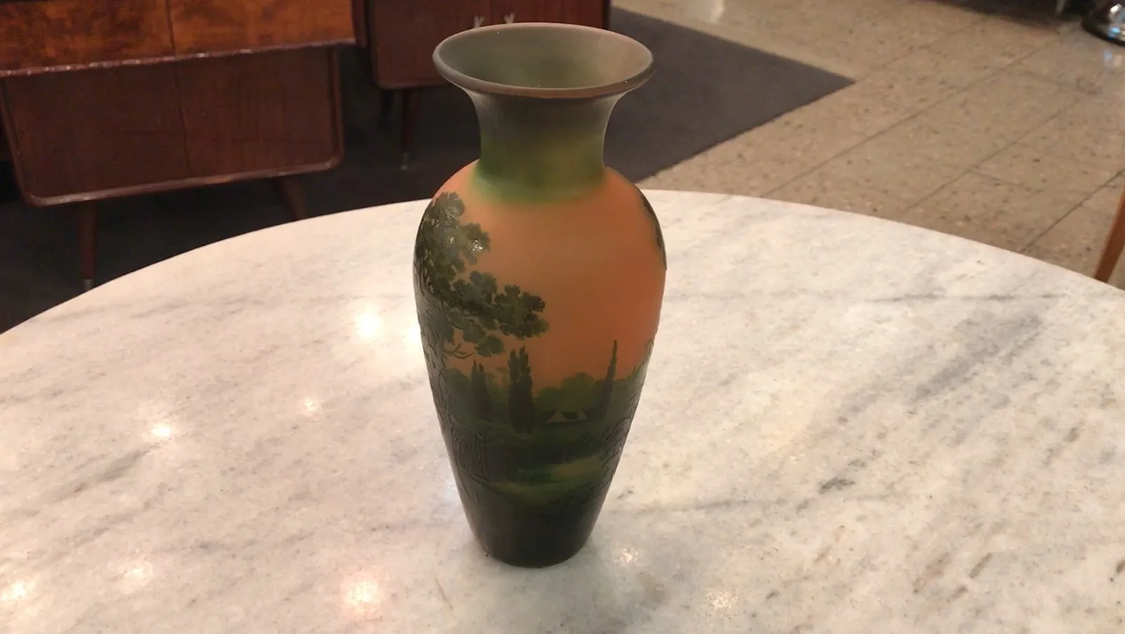 antike Vase aus signiertem Glas d'argental mit grünem und orangefarbenem Landschaft