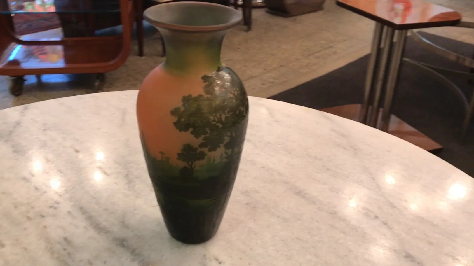 Vaso de vidro assinado D'Argental com paisagens ao fundo.