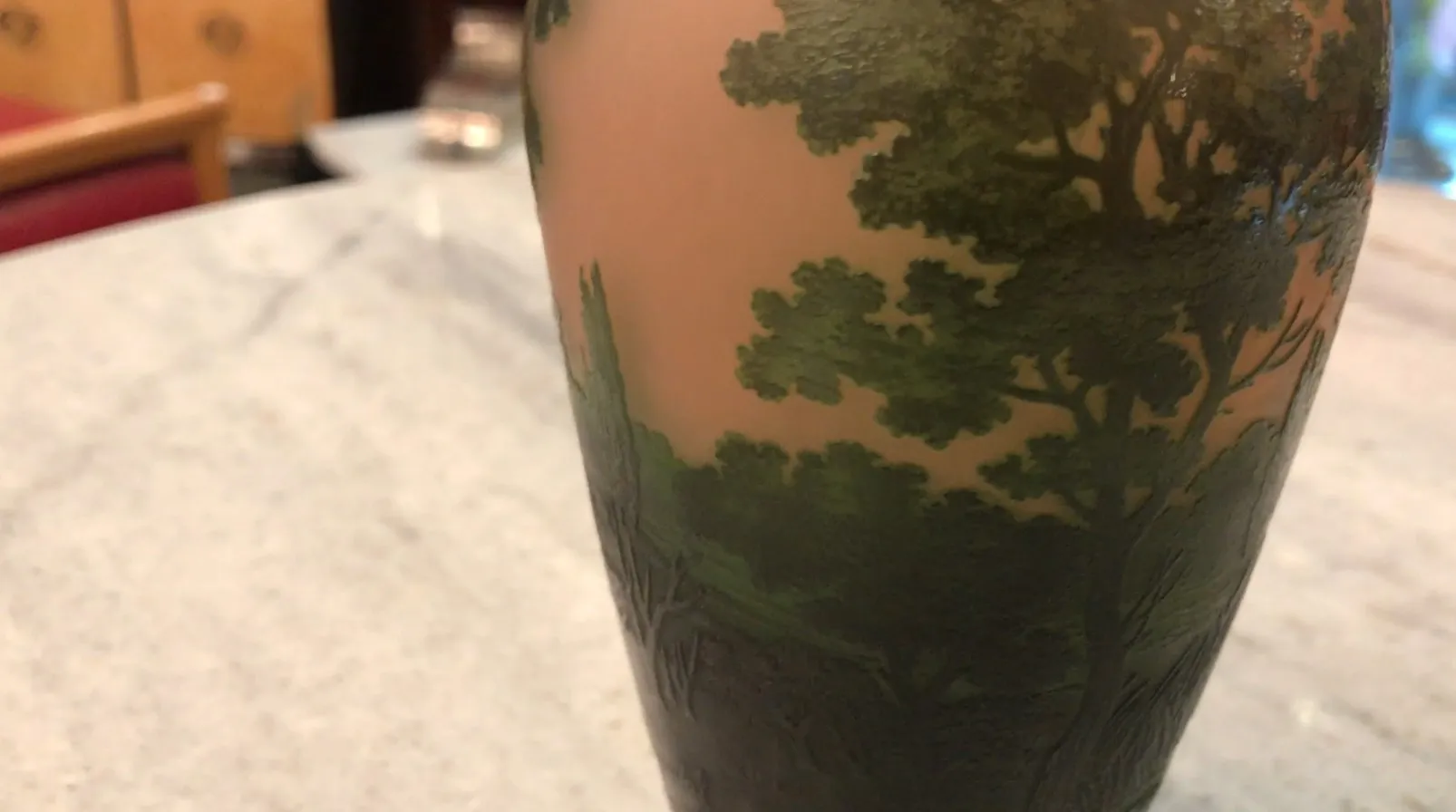 古董签名玻璃D'Argental，带有树木雕刻