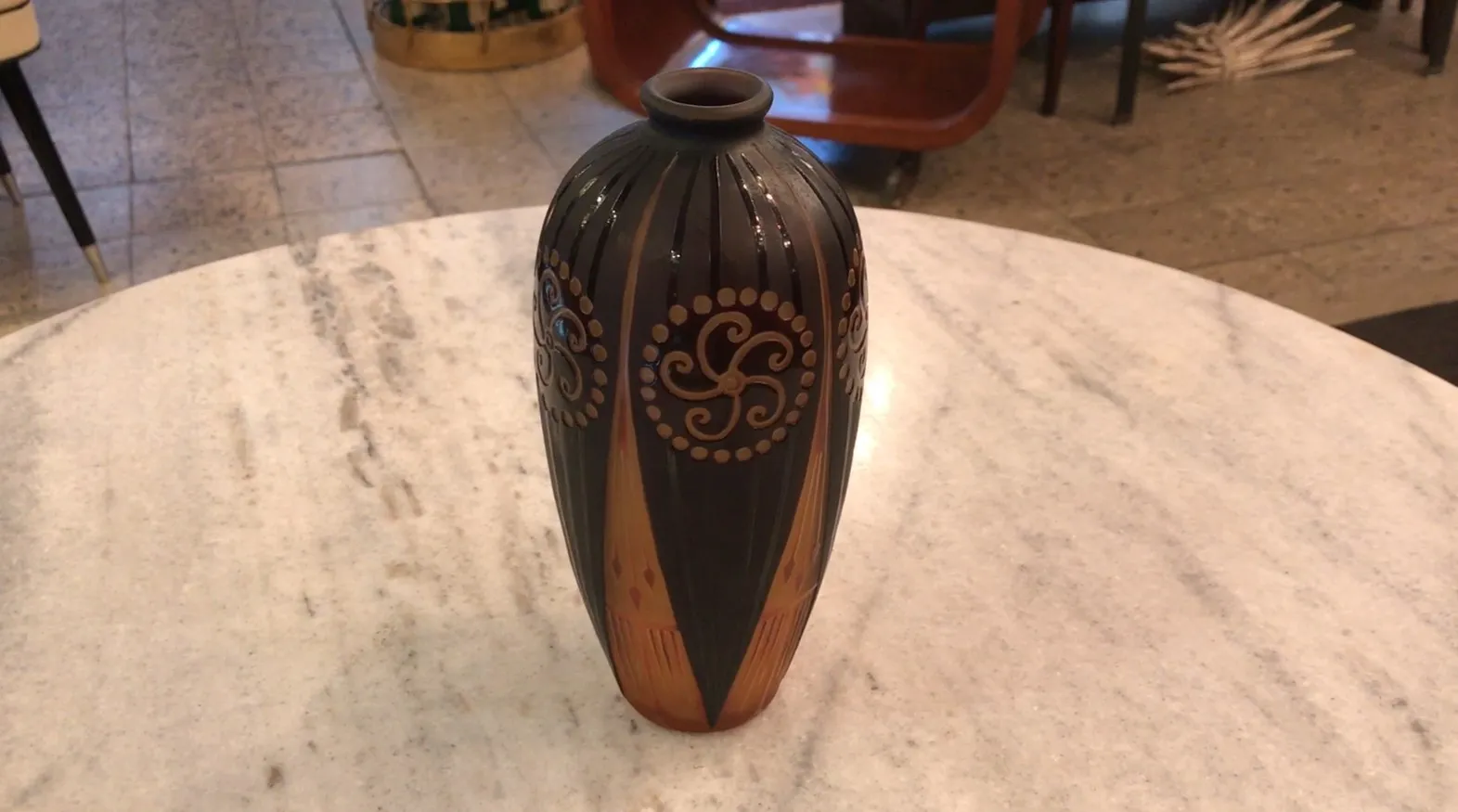 antik signiertes Glas d'argental mit dekorativen Details