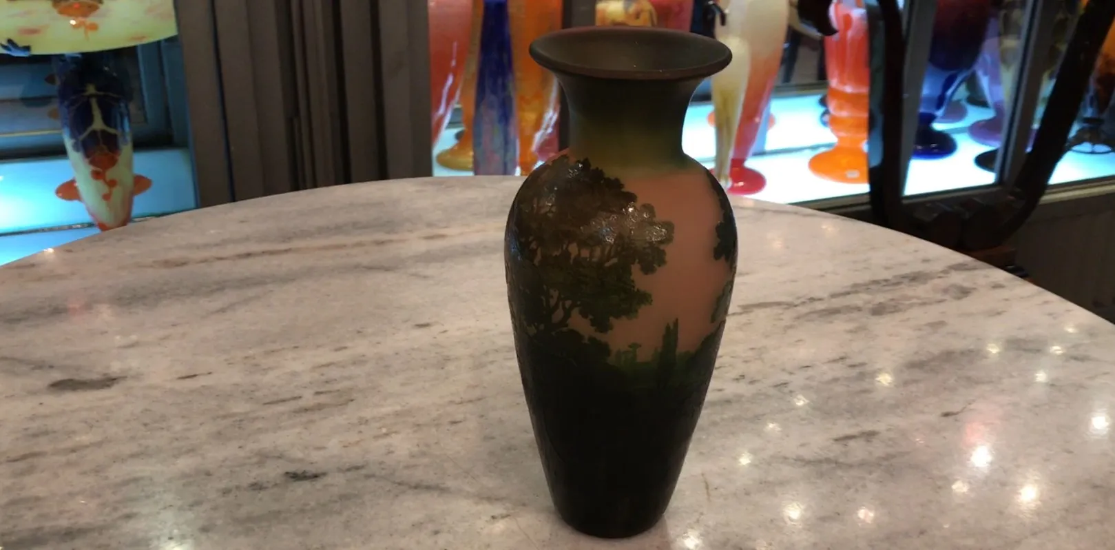 Vase décoratif en verre signé D'Argental avec des détails charmants