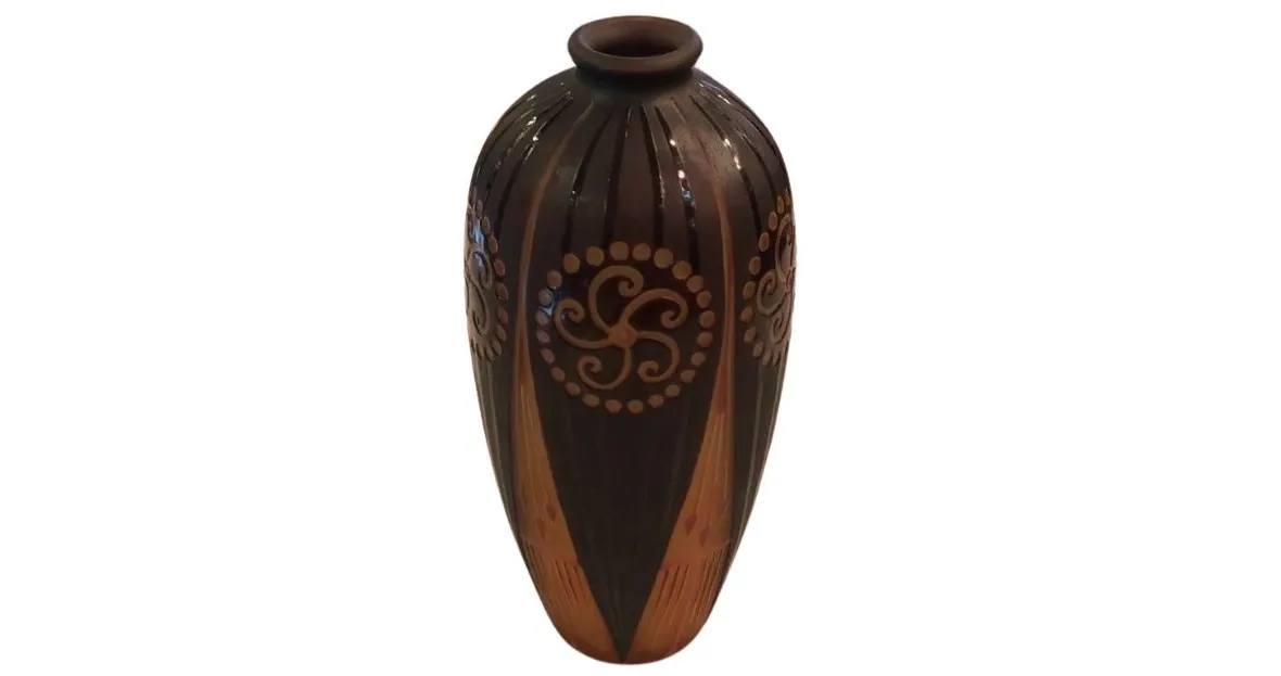 Vaso antigo com design decorativo e assinatura D'Argental