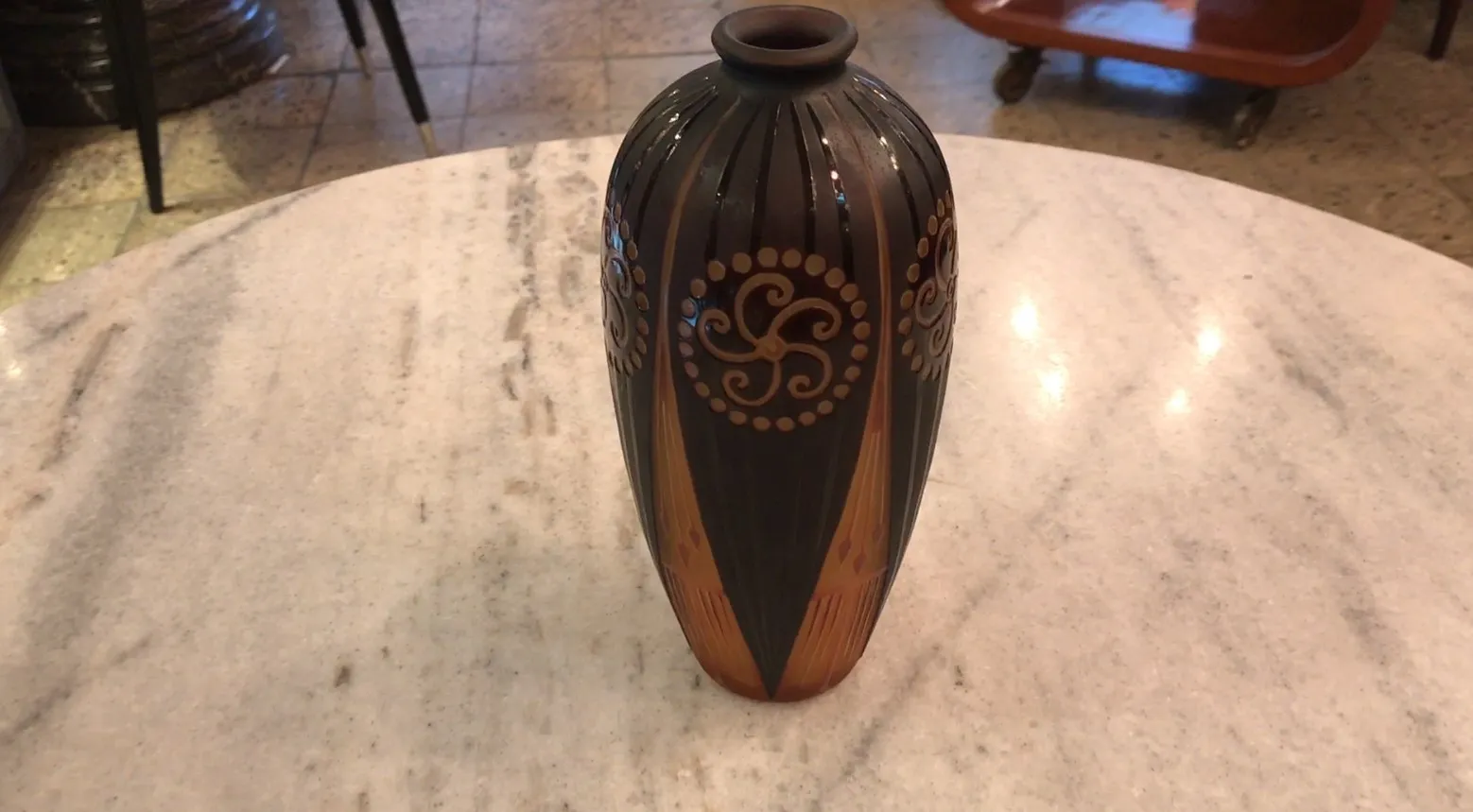 Vidrio firmado D'Argental con diseño decorativo en la superficie