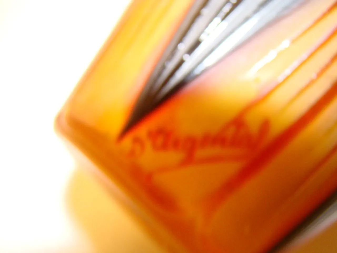 Vidrio firmado D'Argental con diseño colorido y elegante.